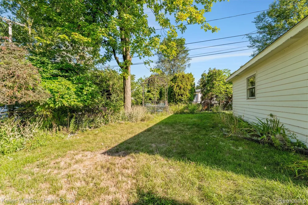 328 Ferndale Avenue Rochester City, MI 48307