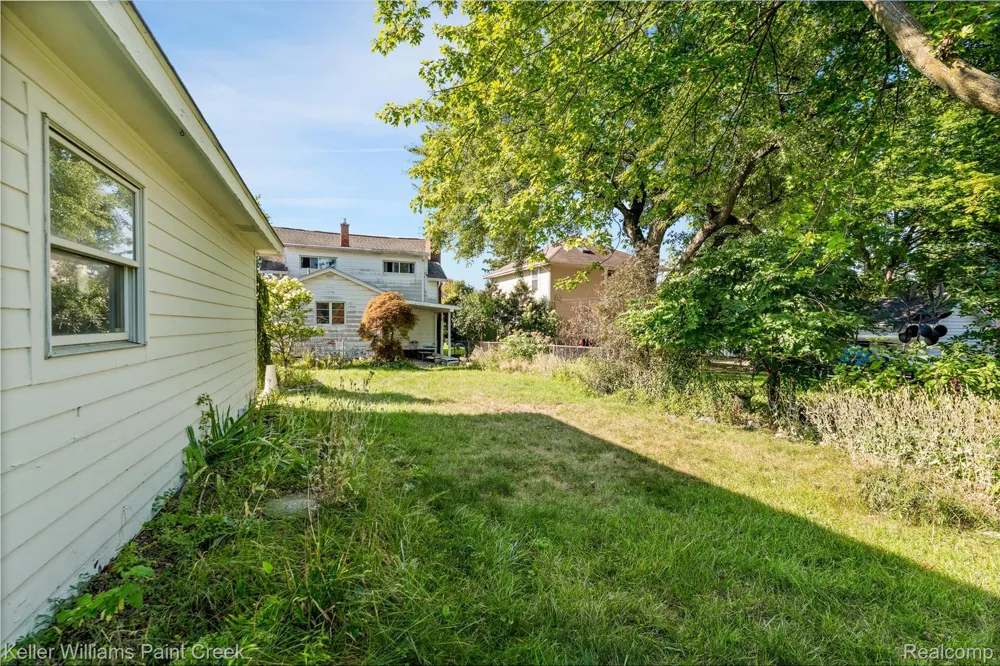 328 Ferndale Avenue Rochester City, MI 48307