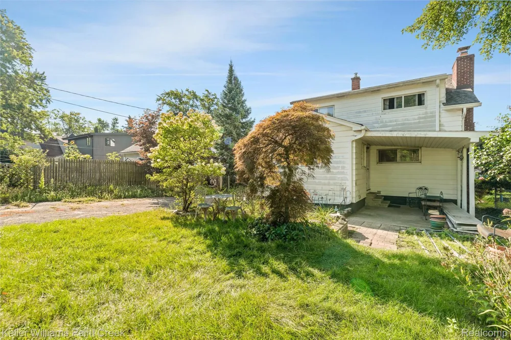 328 Ferndale Avenue Rochester City, MI 48307