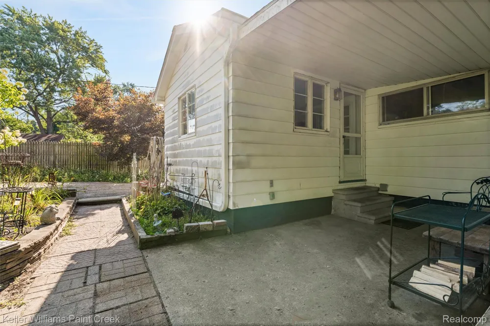 328 Ferndale Avenue Rochester City, MI 48307