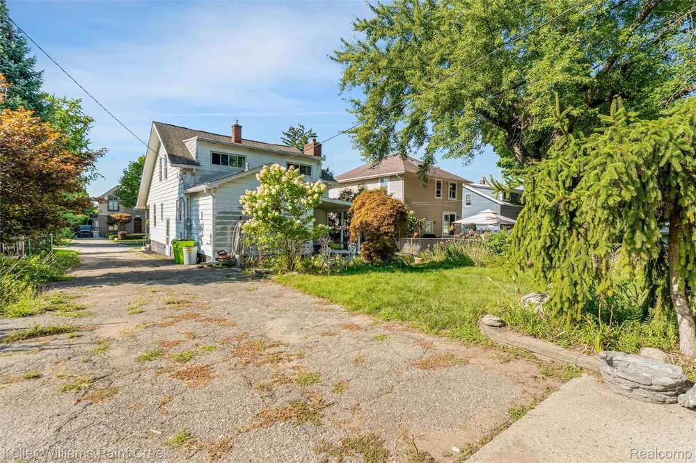 328 Ferndale Avenue Rochester City, MI 48307