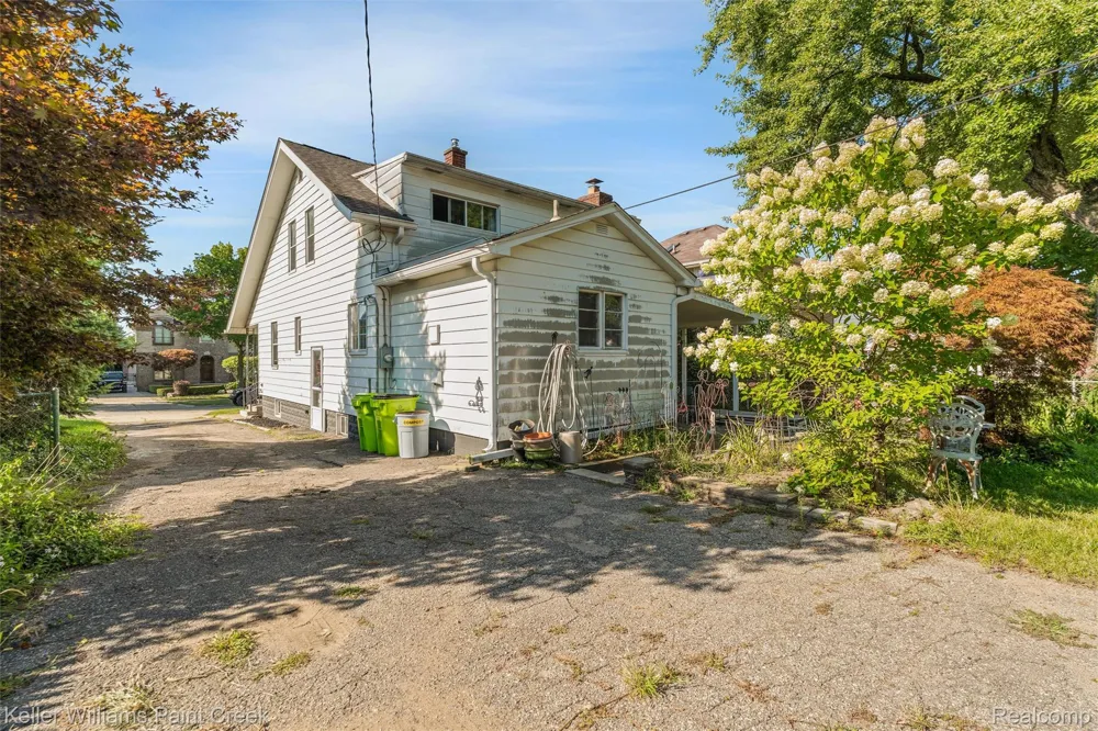 328 Ferndale Avenue Rochester City, MI 48307