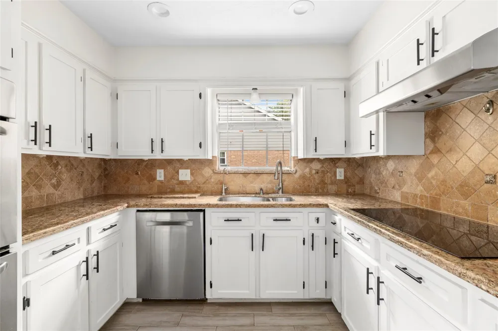 560 Landfall Lane Conroe, TX 77302