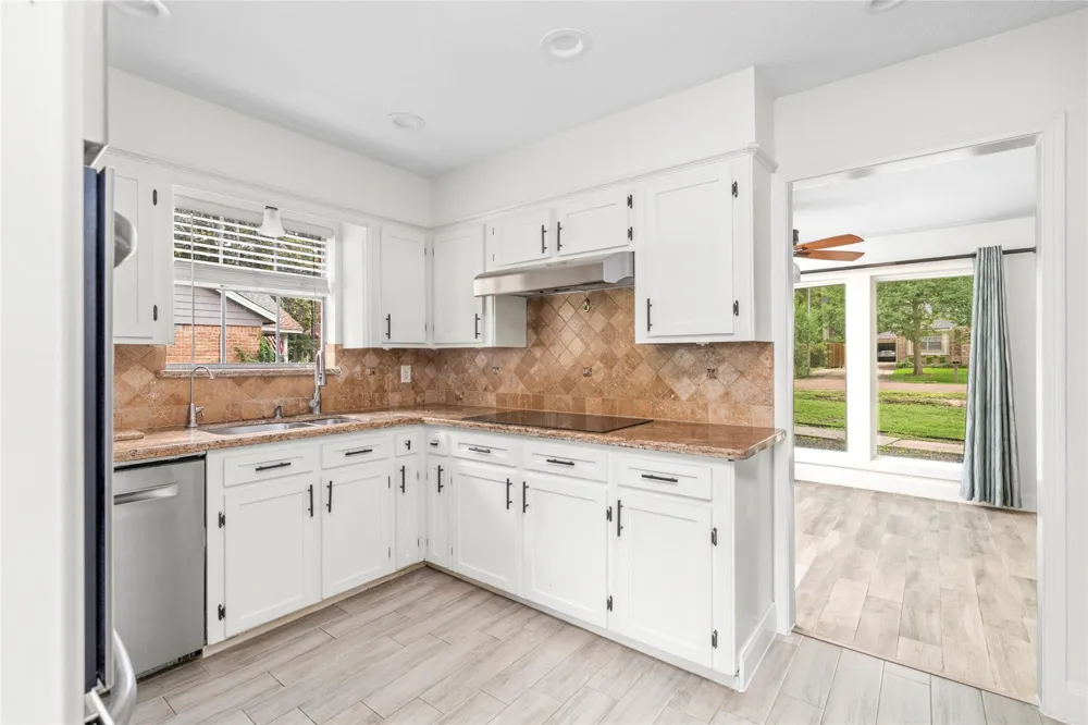 560 Landfall Lane Conroe, TX 77302
