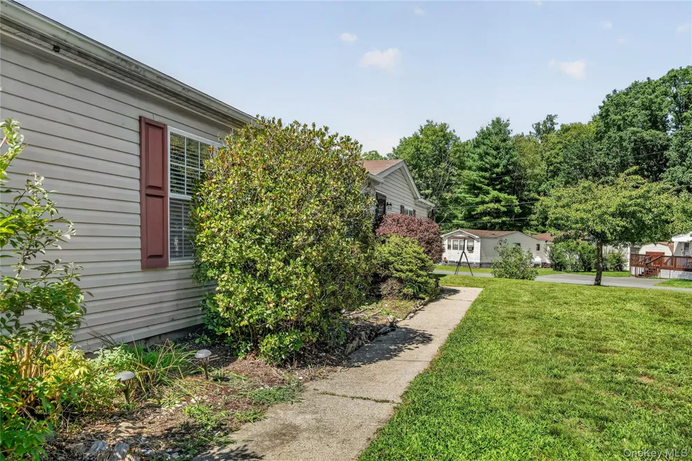 43 Palm Dr Bloomingburg, NY 12721