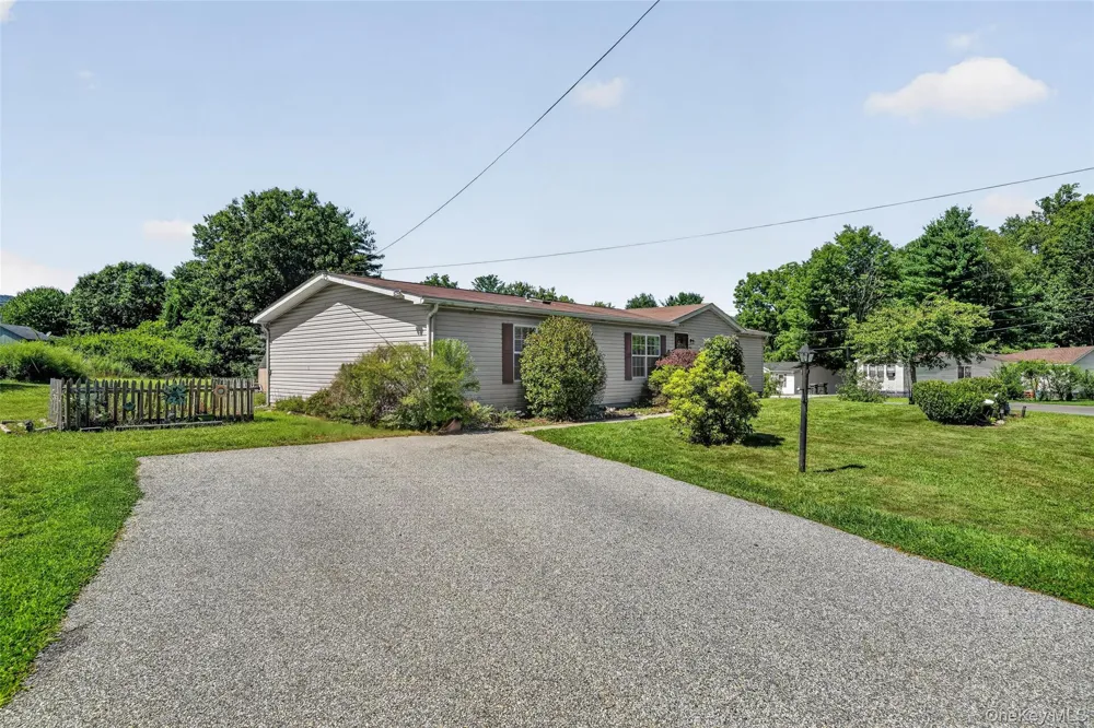 43 Palm Dr Bloomingburg, NY 12721
