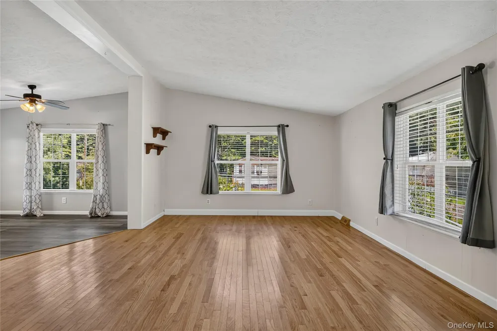 43 Palm Dr Bloomingburg, NY 12721
