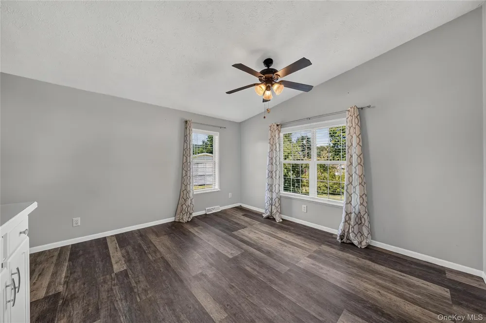 43 Palm Dr Bloomingburg, NY 12721