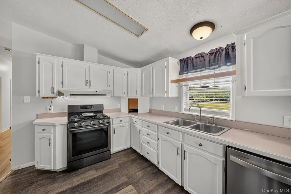 43 Palm Dr Bloomingburg, NY 12721