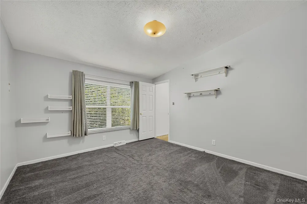 43 Palm Dr Bloomingburg, NY 12721