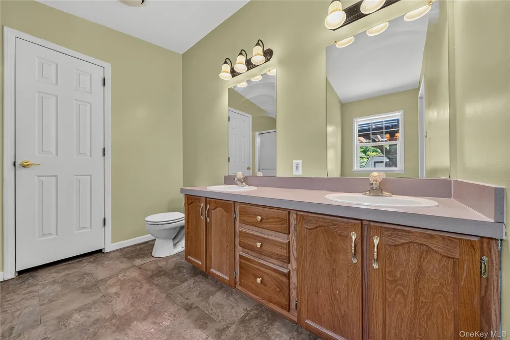 43 Palm Dr Bloomingburg, NY 12721