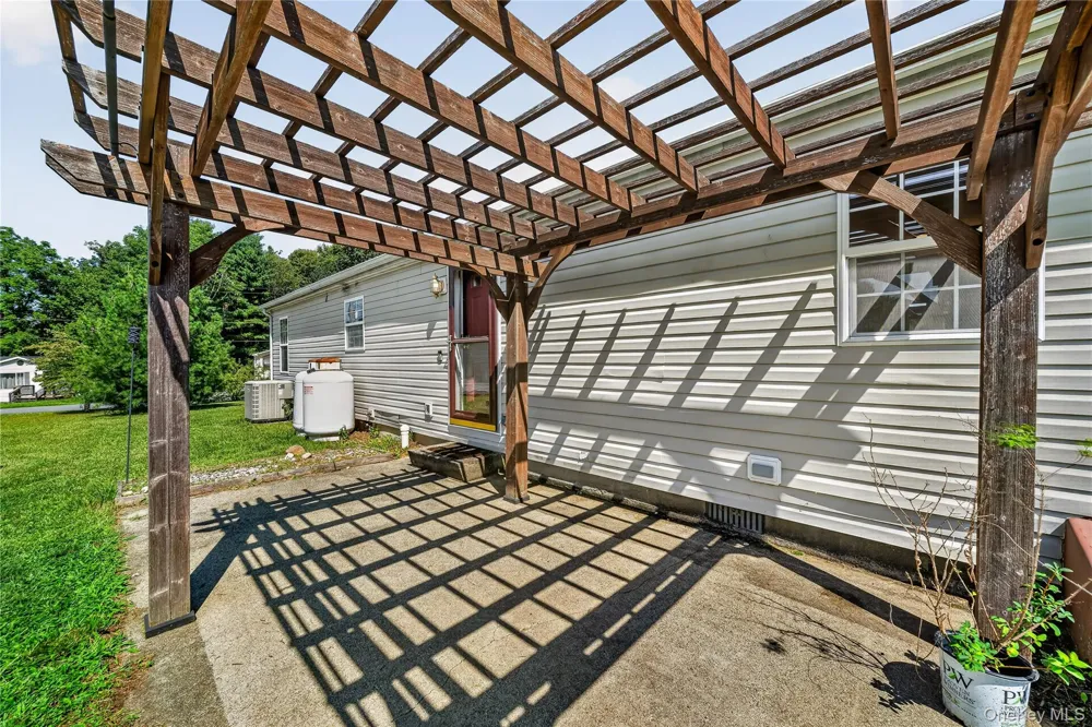 43 Palm Dr Bloomingburg, NY 12721