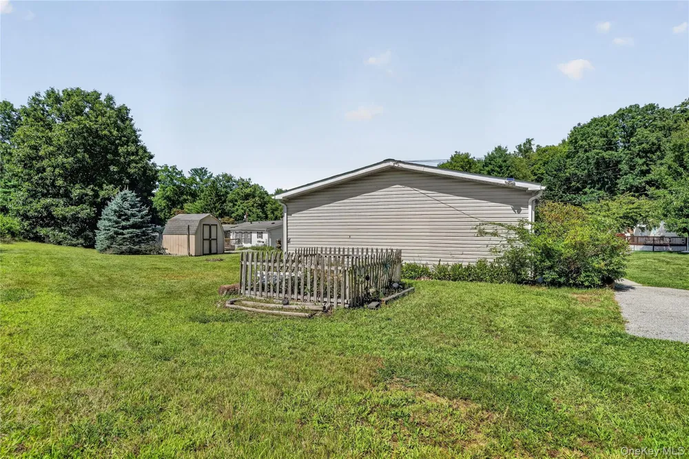 43 Palm Dr Bloomingburg, NY 12721