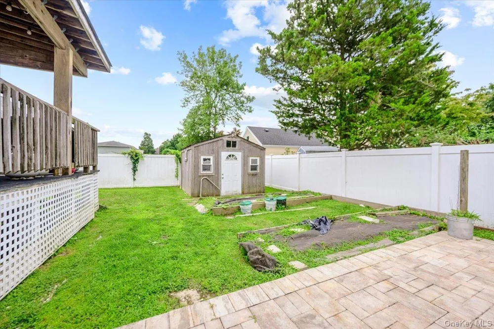 694 Pease Lane West Islip, NY 11795