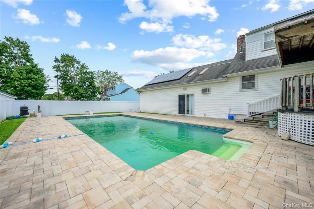 694 Pease Lane West Islip, NY 11795