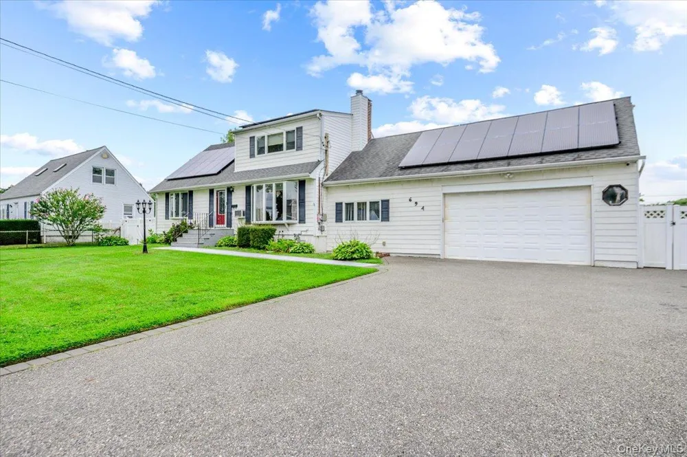 694 Pease Lane West Islip, NY 11795
