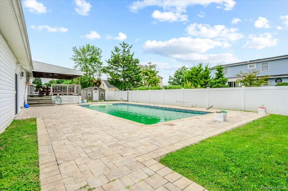 694 Pease Lane West Islip, NY 11795