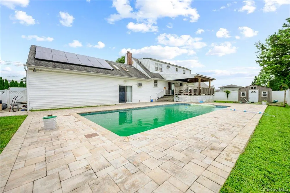 694 Pease Lane West Islip, NY 11795