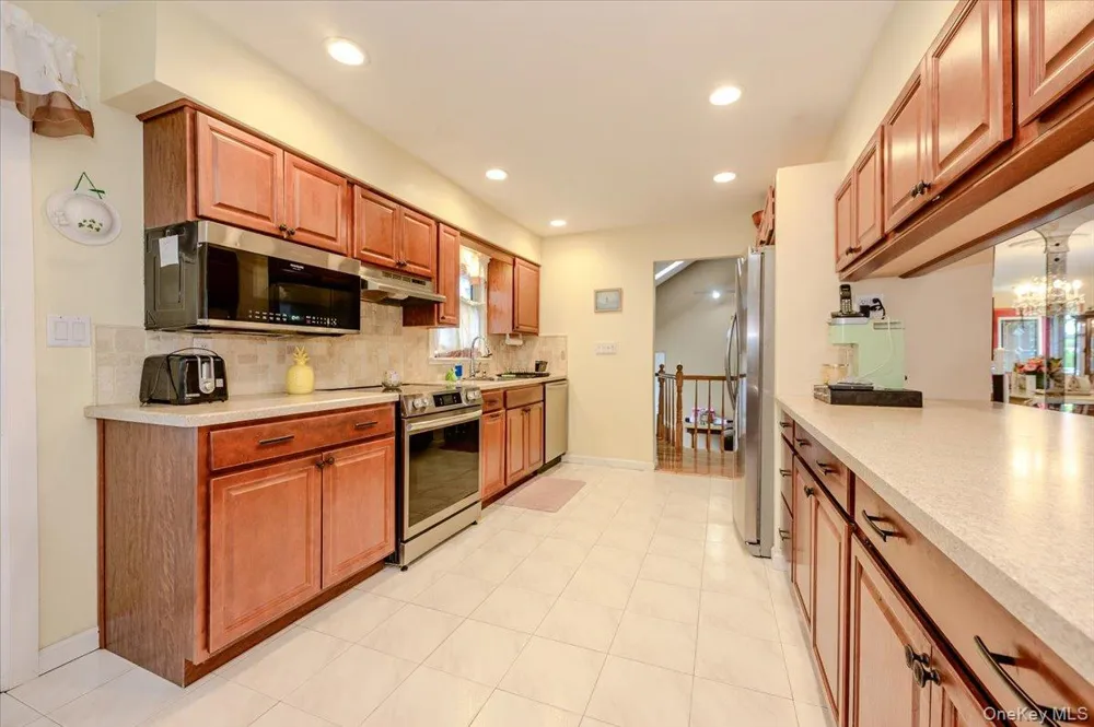 694 Pease Lane West Islip, NY 11795