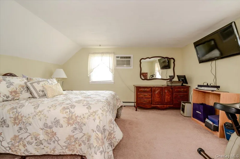 694 Pease Lane West Islip, NY 11795