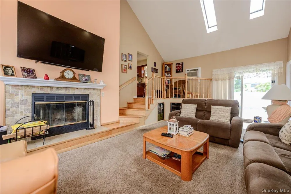 694 Pease Lane West Islip, NY 11795