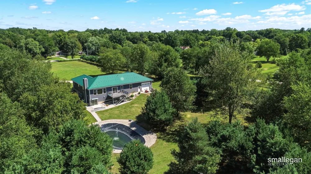 8165 Alpine Avenue NW Sparta, MI 49345