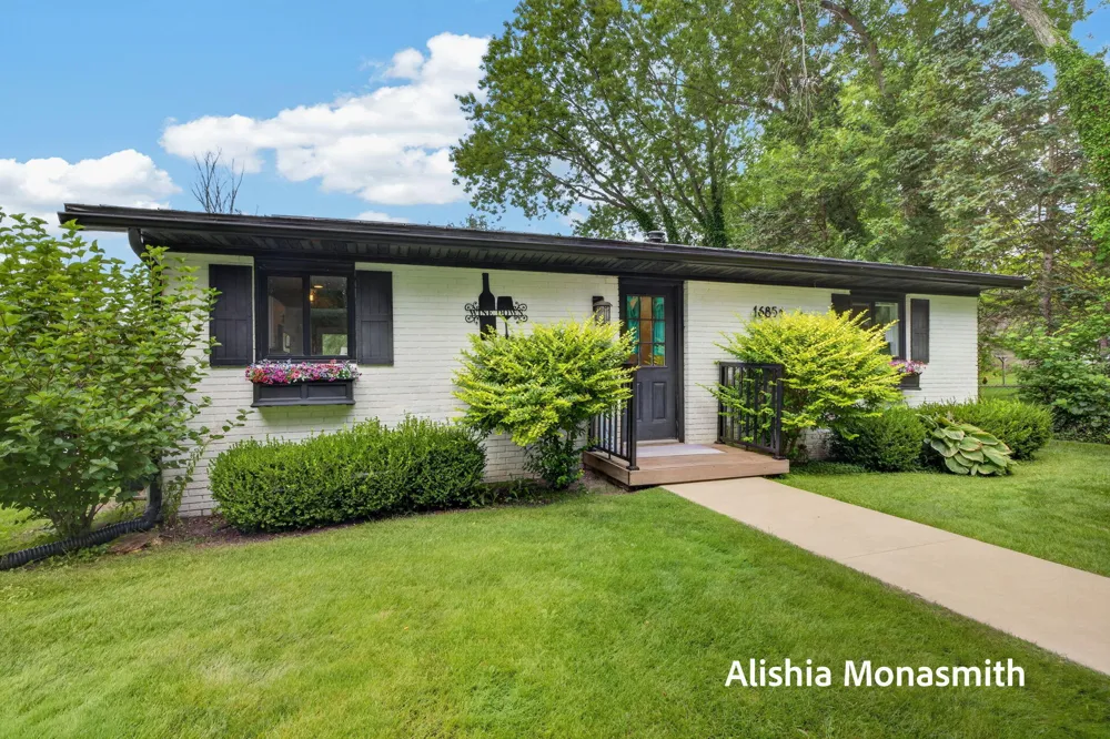 16851 Carlson Street Spring Lake, MI 49456