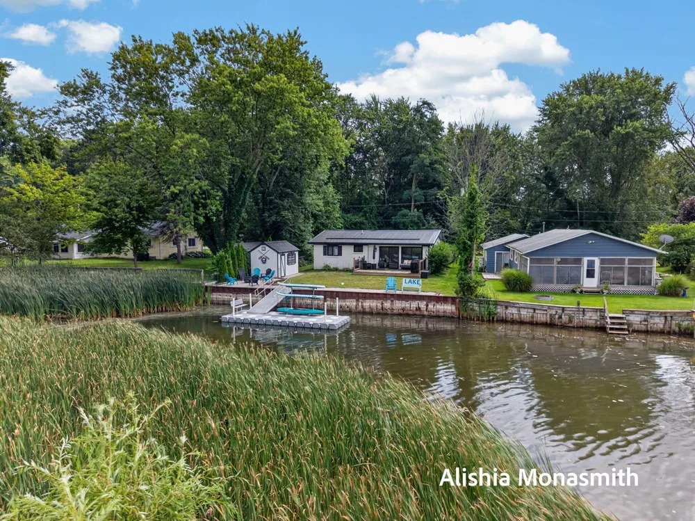 16851 Carlson Street Spring Lake, MI 49456