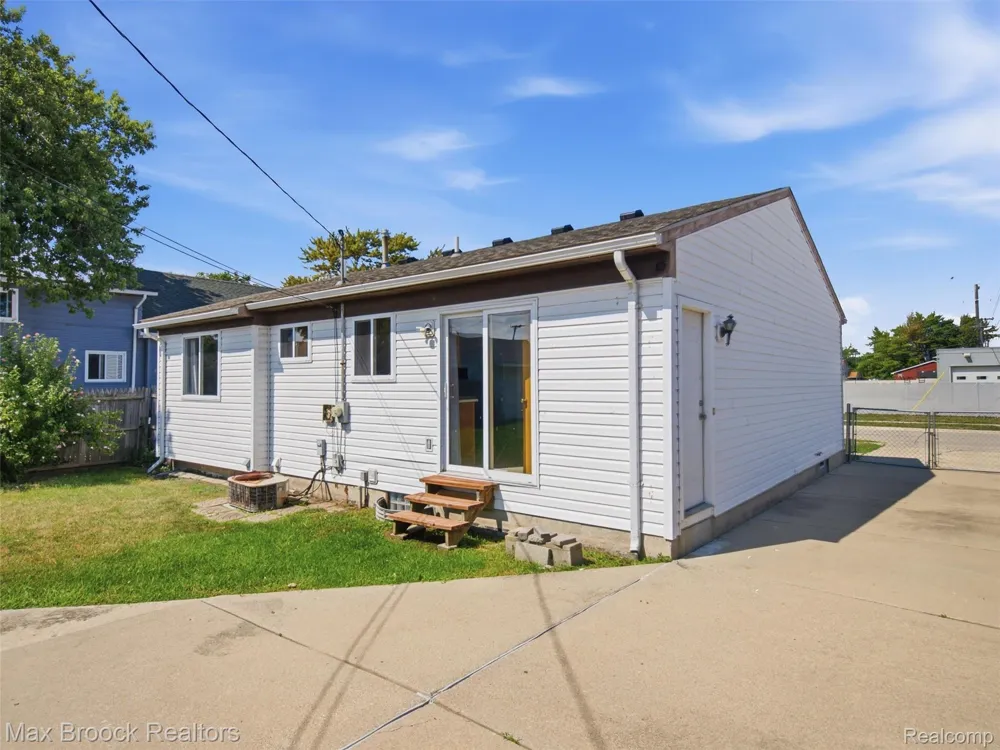 22134 Pleasant Street St Clair Shores City, MI 48080