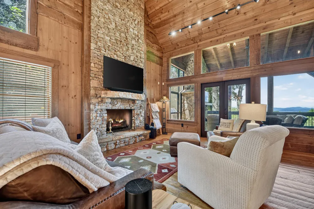 418 Lakeview Drive Blue Ridge, GA 30513