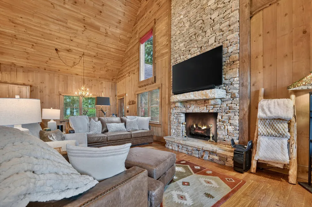 418 Lakeview Drive Blue Ridge, GA 30513