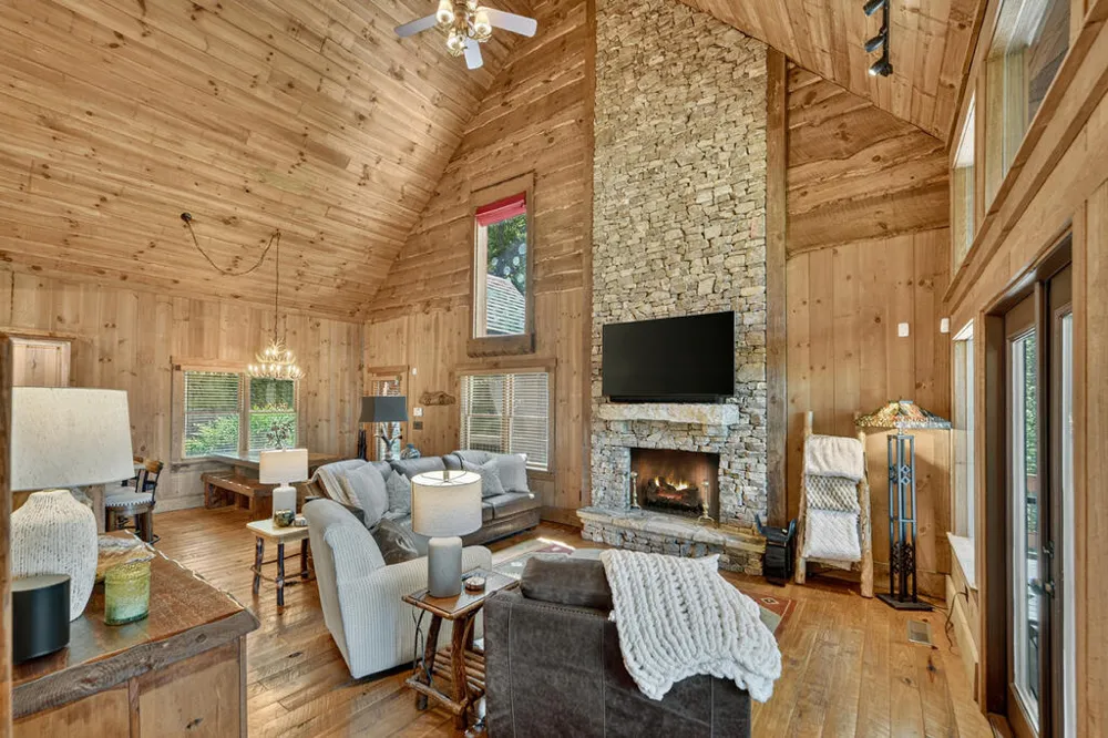 418 Lakeview Drive Blue Ridge, GA 30513