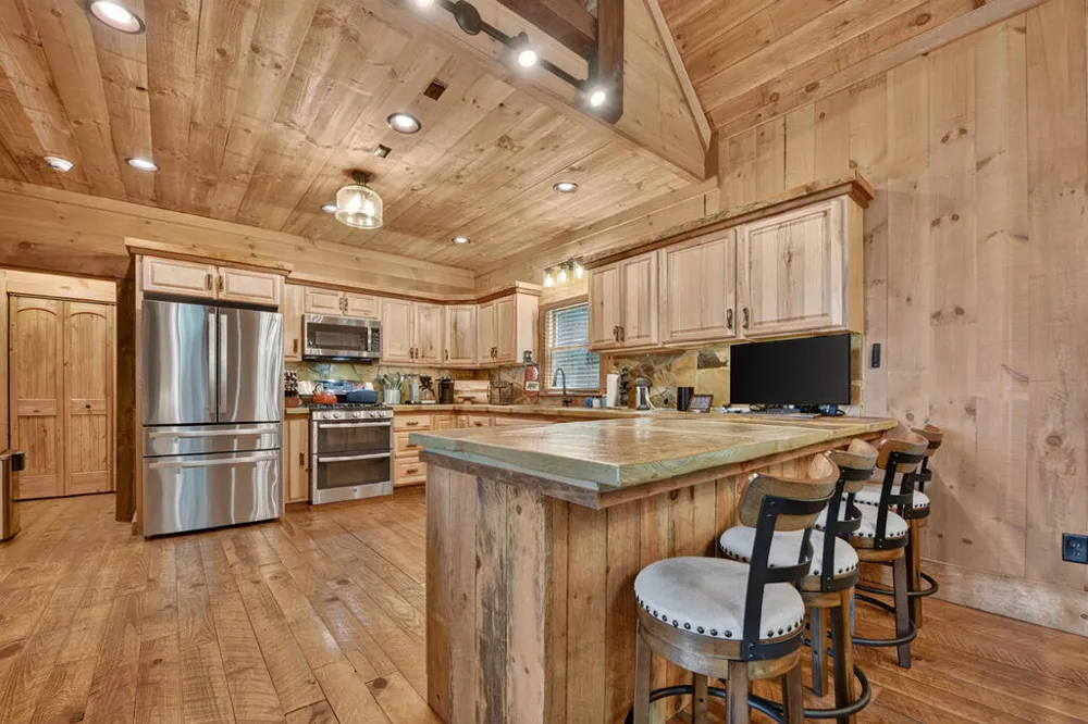 418 Lakeview Drive Blue Ridge, GA 30513