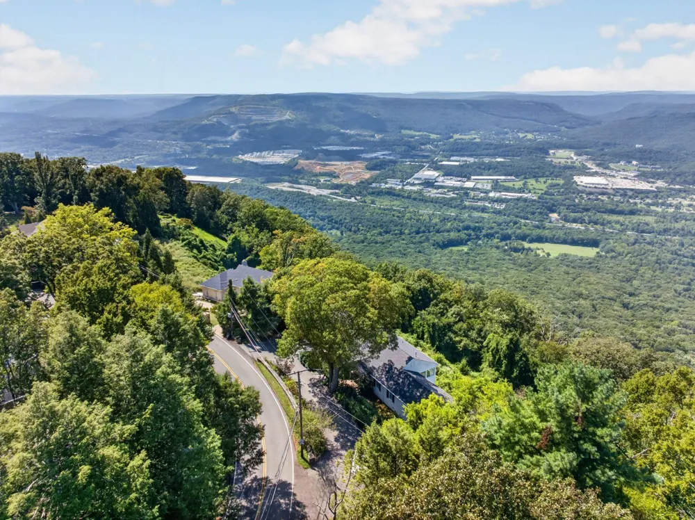 424 W Brow Road Lookout Mountain, TN 37350
