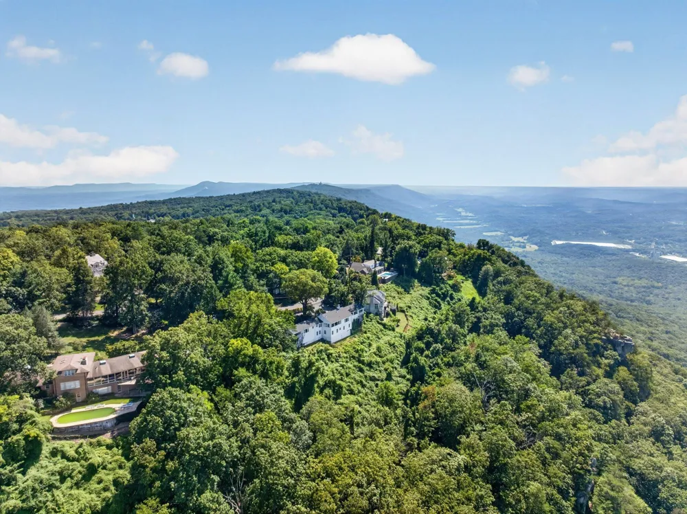 424 W Brow Road Lookout Mountain, TN 37350