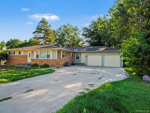 5060 Tahquamenon Trail
