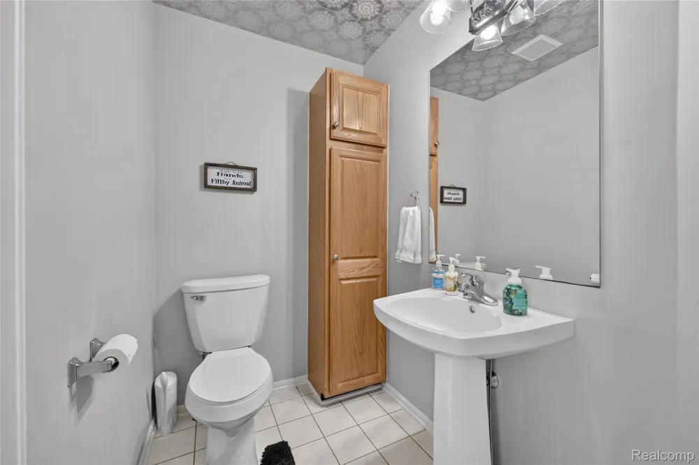 8805 Pebble Creek Drive Hamburg Township, MI 48169