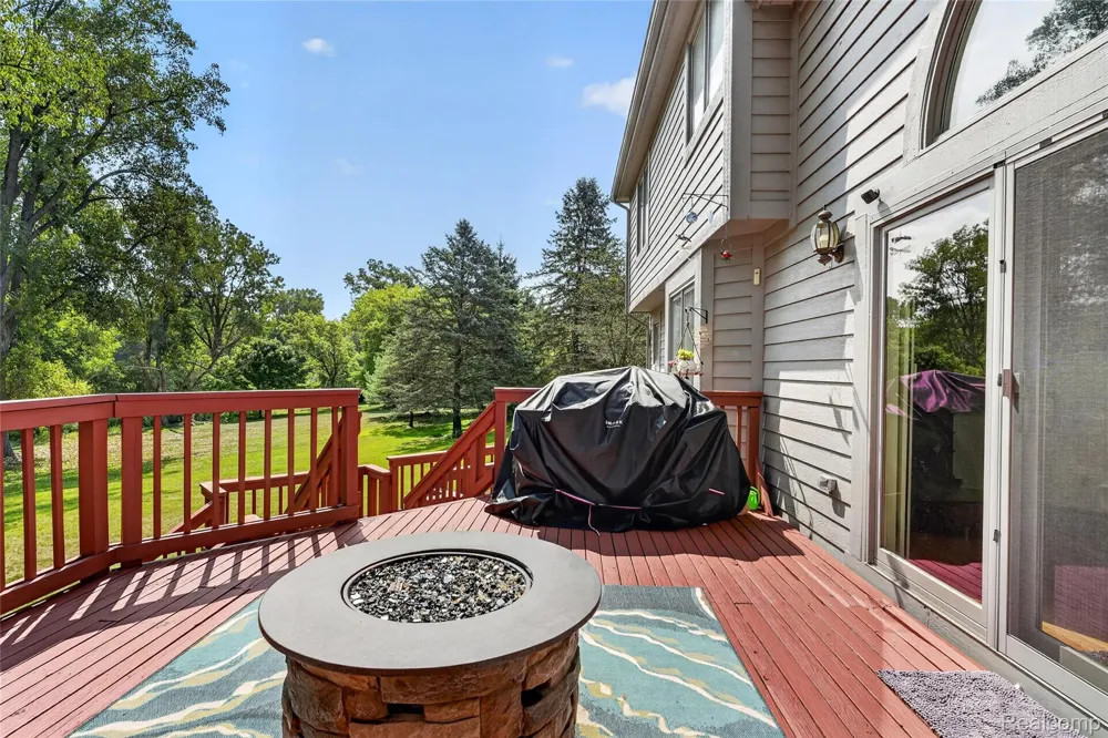 8805 Pebble Creek Drive Hamburg Township, MI 48169