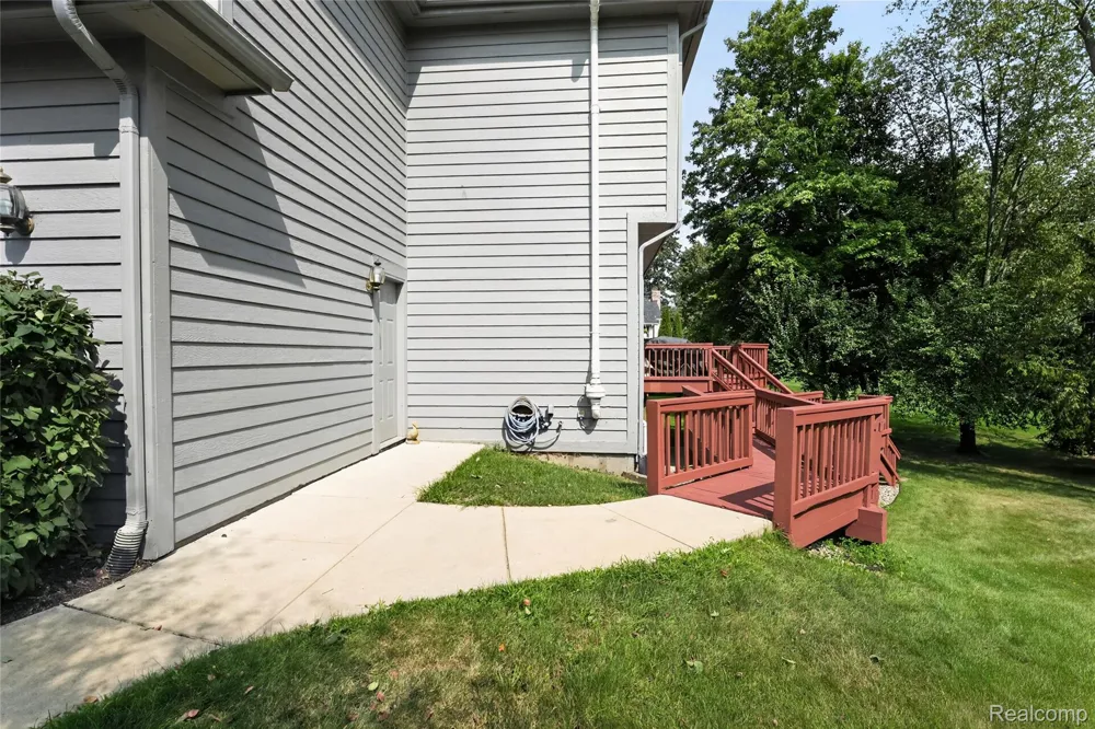 8805 Pebble Creek Drive Hamburg Township, MI 48169