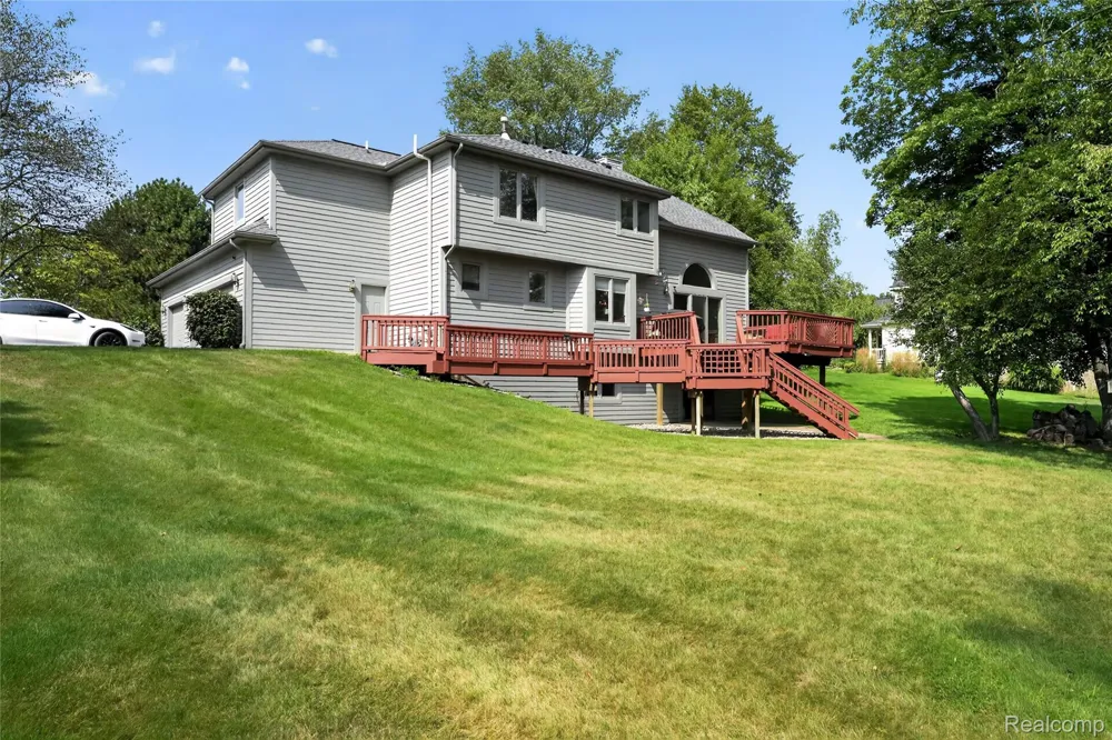 8805 Pebble Creek Drive Hamburg Township, MI 48169