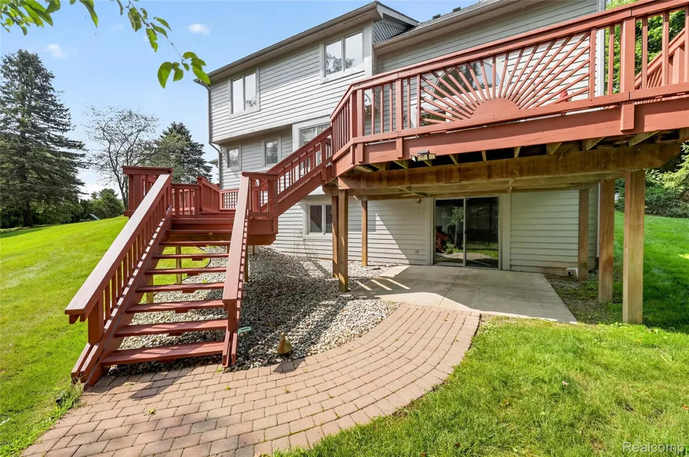 8805 Pebble Creek Drive Hamburg Township, MI 48169