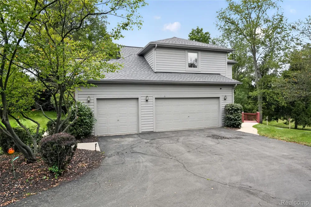 8805 Pebble Creek Drive Hamburg Township, MI 48169