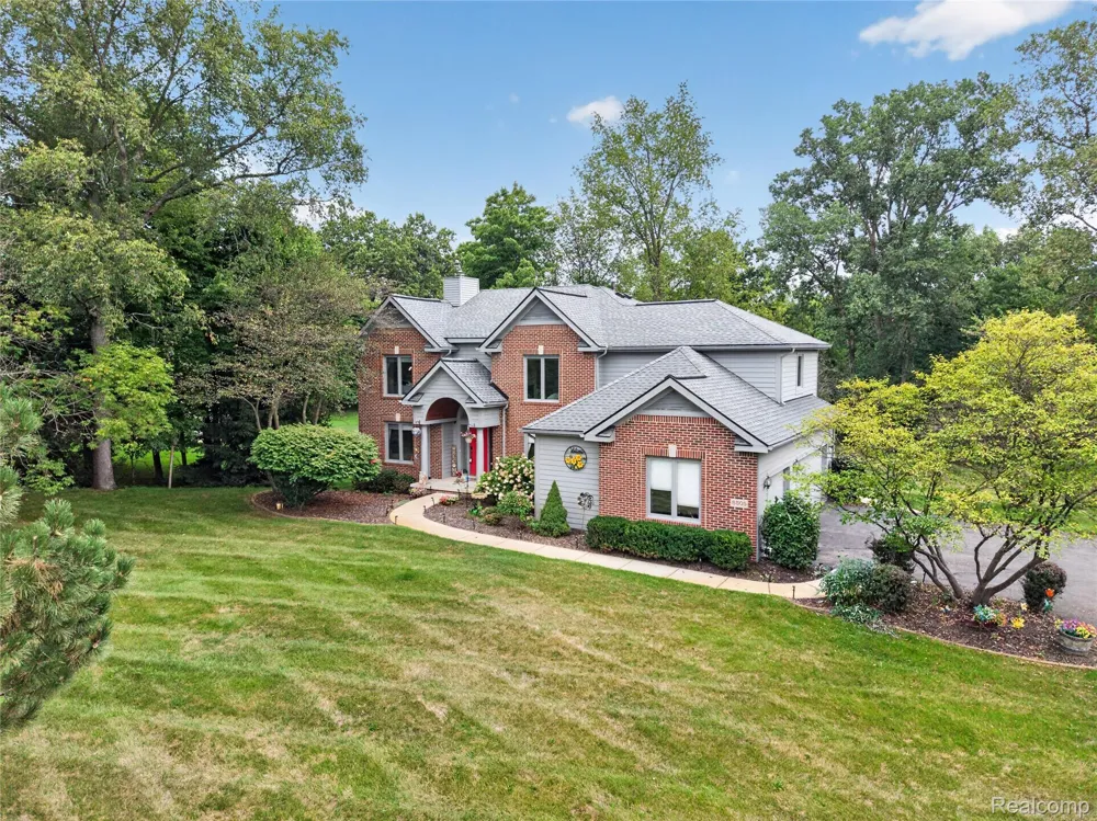8805 Pebble Creek Drive Hamburg Township, MI 48169