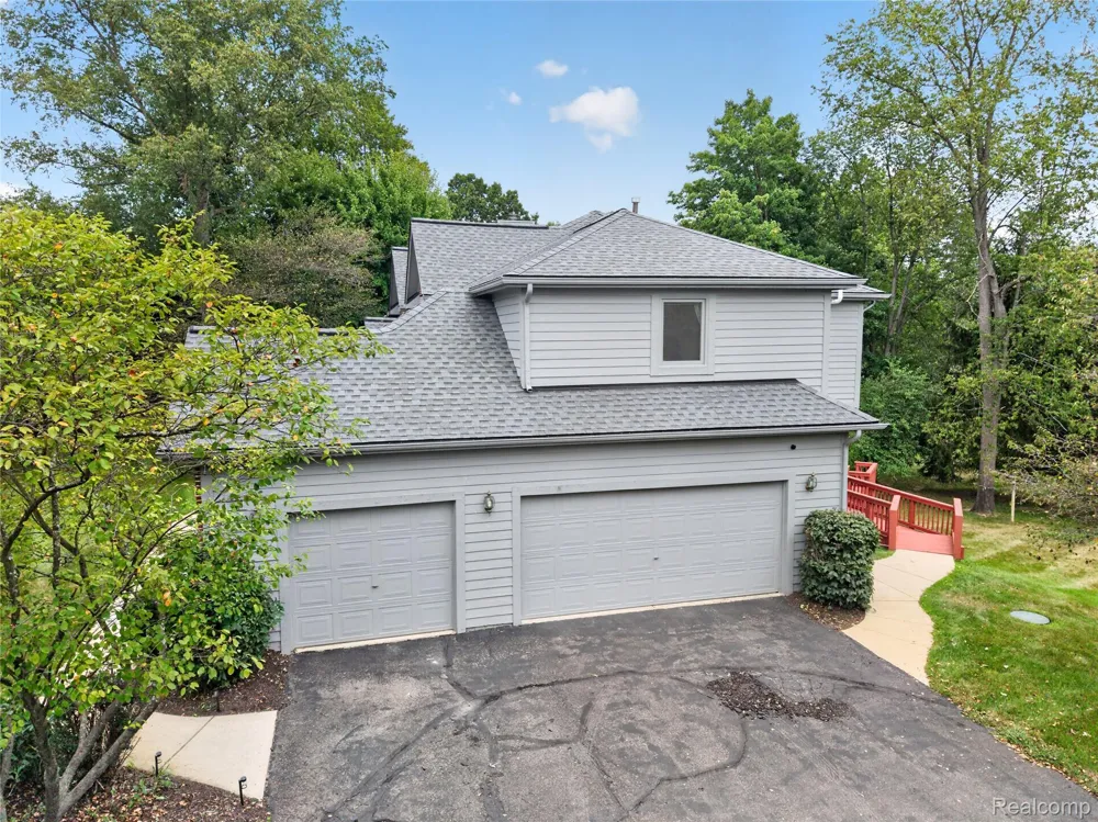 8805 Pebble Creek Drive Hamburg Township, MI 48169