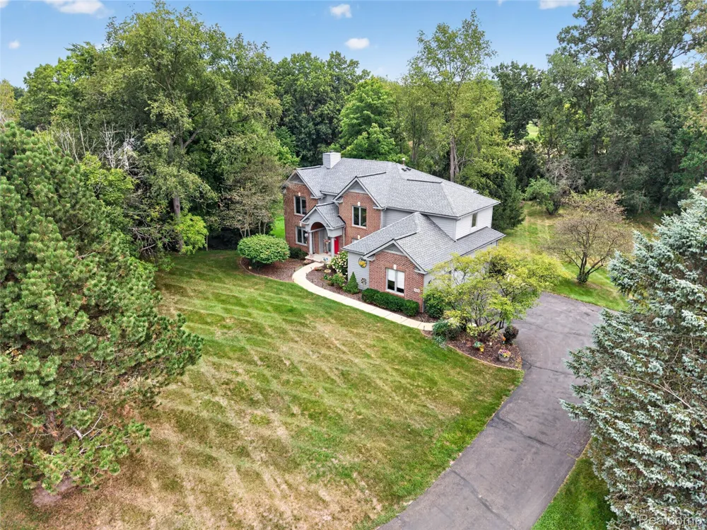 8805 Pebble Creek Drive Hamburg Township, MI 48169