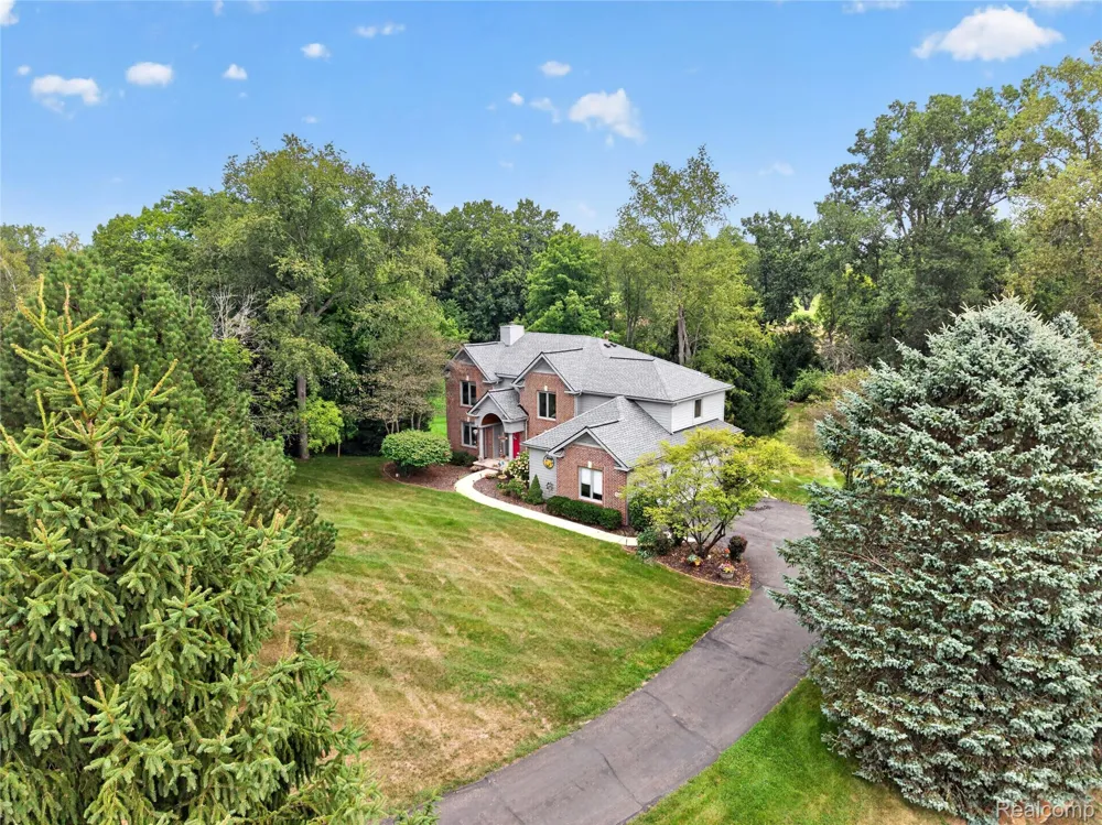 8805 Pebble Creek Drive Hamburg Township, MI 48169