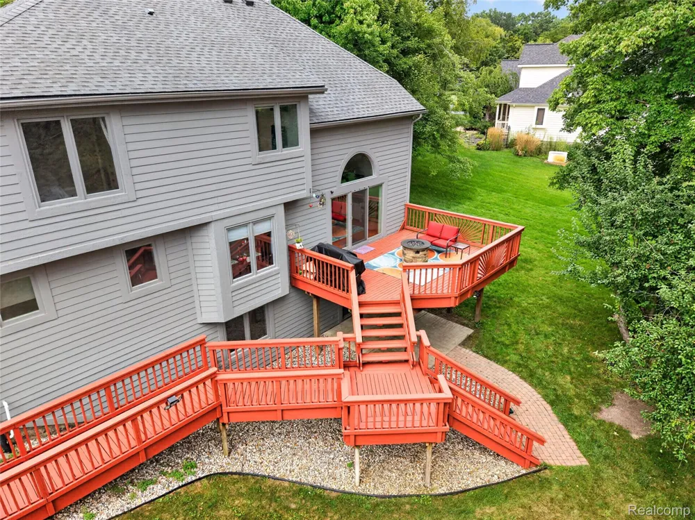 8805 Pebble Creek Drive Hamburg Township, MI 48169