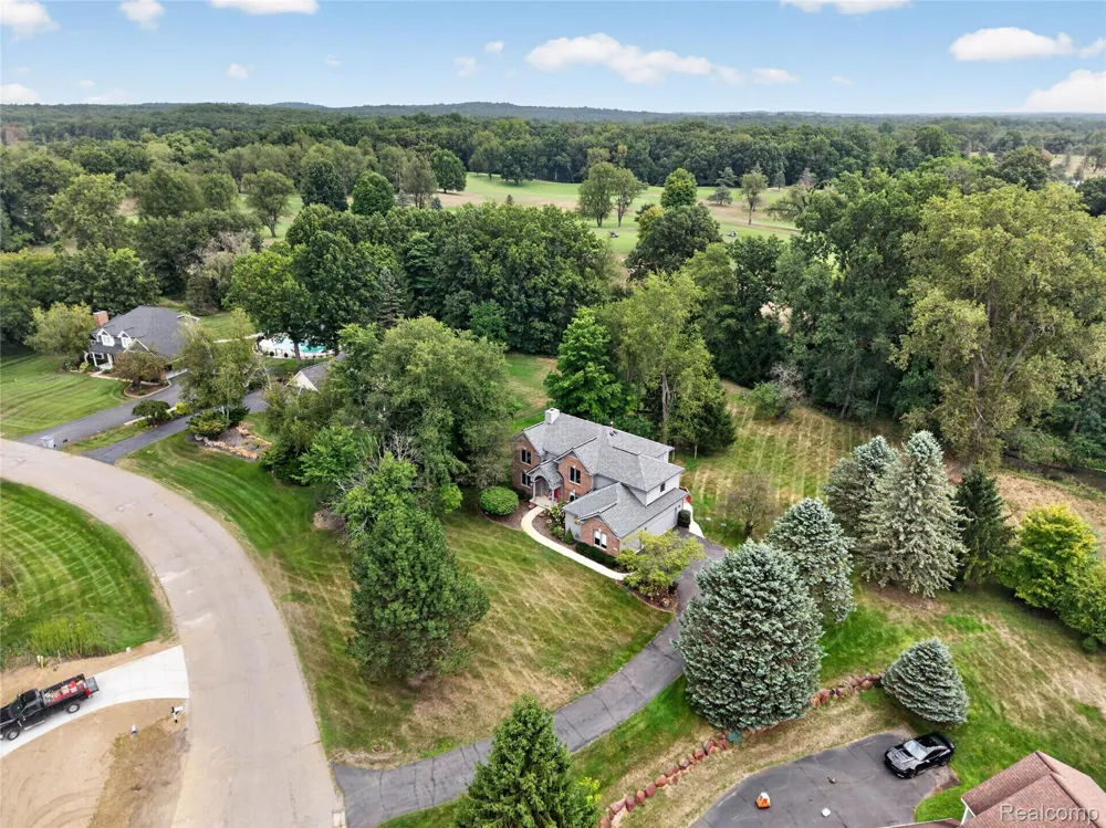8805 Pebble Creek Drive Hamburg Township, MI 48169