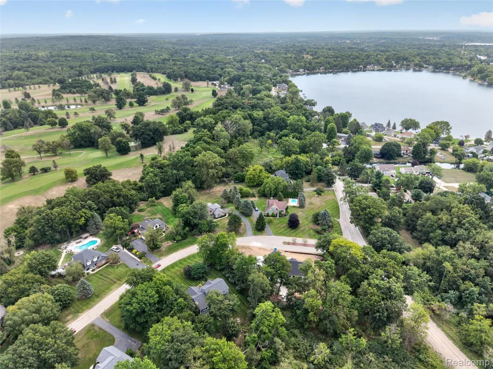 8805 Pebble Creek Drive Hamburg Township, MI 48169