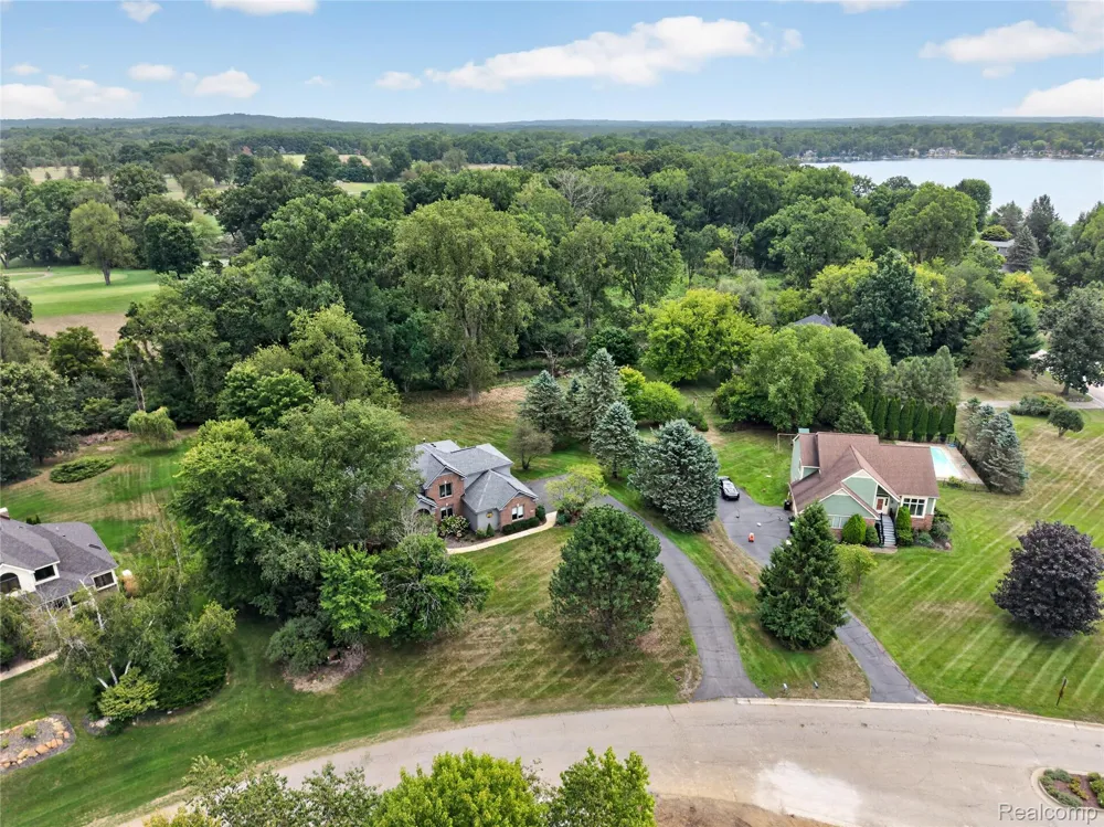 8805 Pebble Creek Drive Hamburg Township, MI 48169